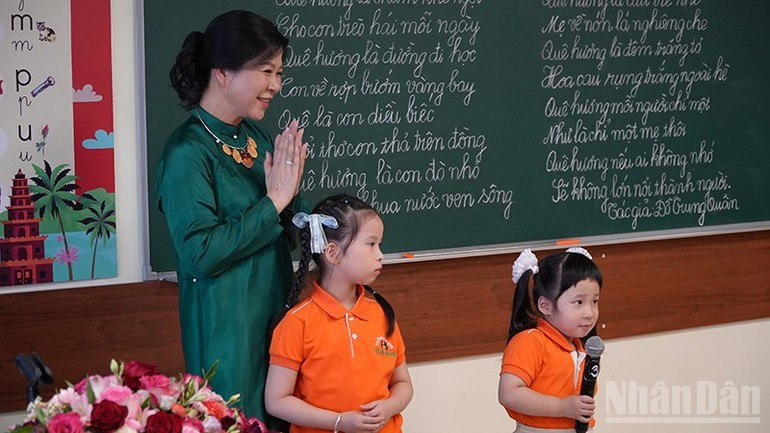 Phu nhân Tổng Bí thư nghe các em nhỏ đọc thơ. Phu nhân Tổng Bí thư nghe các em nhỏ đọc thơ.