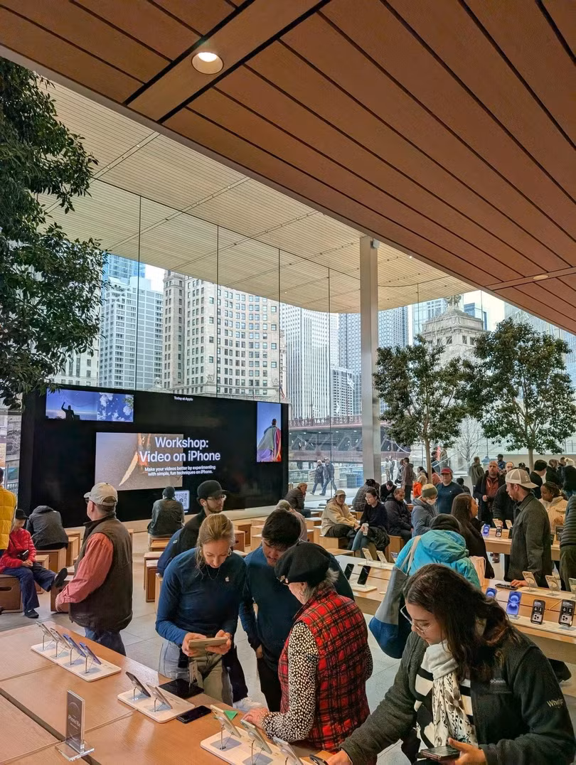 Cảnh tượng đông đúc tại Apple Store ở thành phố Chicago sáng 7/4 (thứ hai). Ảnh: The Goan Guy.