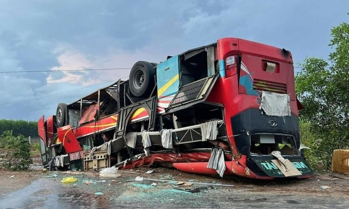 Xe khách lật ngửa bên đường tại xã Sơn Mỹ, huyện Hàm Tân. Ảnh: Thiên Thanh