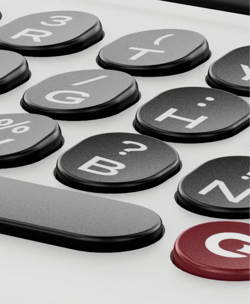 Điểm nhấn lớn nhất của máy chính là bàn phím QWERTY vật lý có đèn nền, mang lại cảm giác nhấn chân thực. Đặc biệt, bề mặt bàn phím còn tích hợp cảm ứng, cho phép người dùng cuộn trang web hoặc danh sách tin nhắn bằng cách vuốt ngay trên các phím bấm - một tính năng từng khiến fan BlackBerry "mê mệt". Bên cạnh đó, máy còn sở hữu nút "Prompt" chuyên dụng để kích hoạt nhanh trợ lý giọng nói và AI, cùng cảm biến vân tay được tích hợp trên phím Space. Ảnh: Clicks.