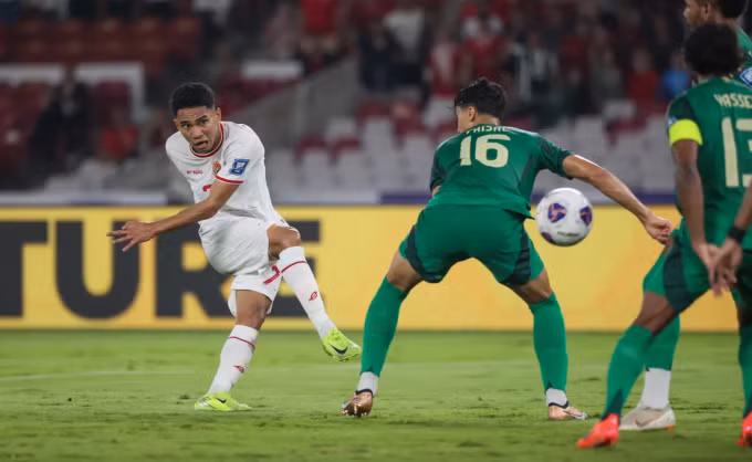 Marselino Ferdinan (áo trắng) mở tỷ số cho Indonesia trong trận thắng Arab Saudi 2-0, ở lượt sáu bảng C vòng loại ba World Cup 2026 - khu vực châu Á. Ảnh: Bola