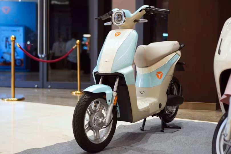 VinFast Motio và Yadea Vekoo đều đang làm tốt tại phân khúc xe máy điện cho học sinh. Ảnh: VinFast, Đan Thanh.