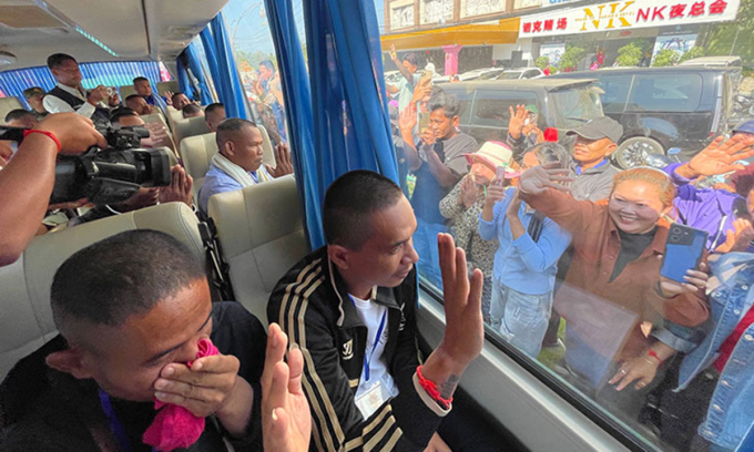 Xe chở các binh sĩ Campuchia được trả tự do hôm 31/12. Ảnh: Khmer Times