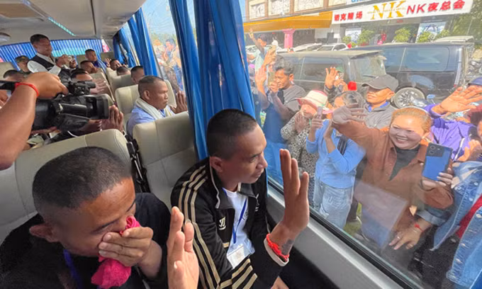 Xe chở các binh sĩ Campuchia được trả tự do hôm 31/12. Ảnh: Khmer Times