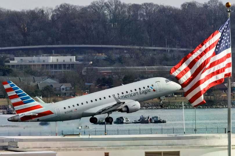 Một chiếc máy bay American Eagle cất cánh tại Sân bay Quốc gia Reagan vào hôm 30/1 khi công việc tìm kiếm tiếp tục ở sông Potomac. Ảnh: Reuters.