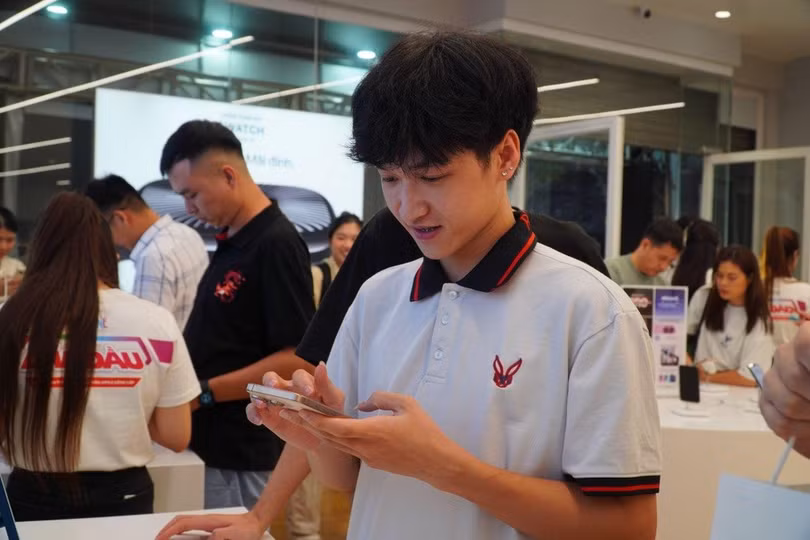 Anh Phạm Văn Hào không cảm thấy iPhone 16 thu hút, nhưng anh vẫn mua (Ảnh: Khánh Vi).