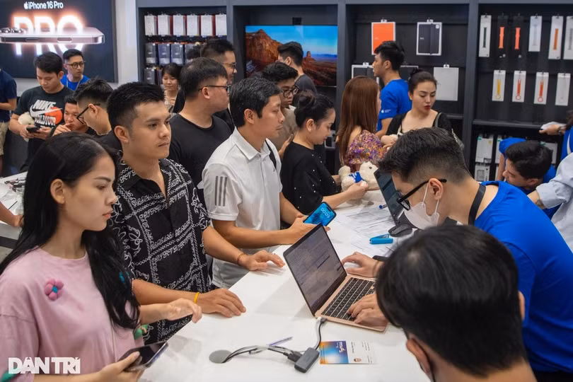 Không khí sôi động tại một đại lý mở bán iPhone 16 vào rạng sáng 27/9 (Ảnh: Mạnh Quân).