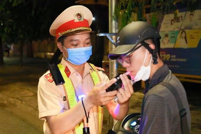 Lực lượng cảnh sát giao thông kiểm tra nồng độ cồn đối với tài xế vào ban đêm (Ảnh: Đ. Cường).