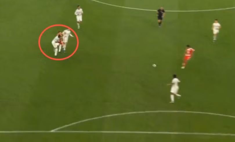 Phút 41, Antonio Rudiger bị cho là phạm lỗi rất thô với Josip Stanisic trước khi Real Madrid tổ chức phản công, nhưng VAR không can thiệp. Ngay sau đó, Kylian Mbappe tận dụng tình huống để ghi bàn nâng tỷ số lên 3-2 trong tình thế hàng thủ Bayern đang mất phương hướng.