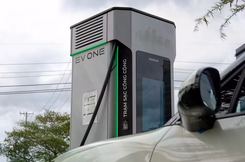 Sạc nhanh liên tục dưới nền nhiệt môi trường cao có thể ảnh hưởng đến pin cao áp. Ảnh minh họa: Phúc Hậu.