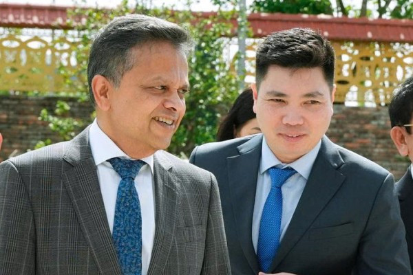 Ông Nguyễn Việt Anh (bìa phải) và ông Ranjit Prithviraj Thambyrajah đều đã bị khởi tố, bắt tạm giam. xxxx-1761893632631.jpg