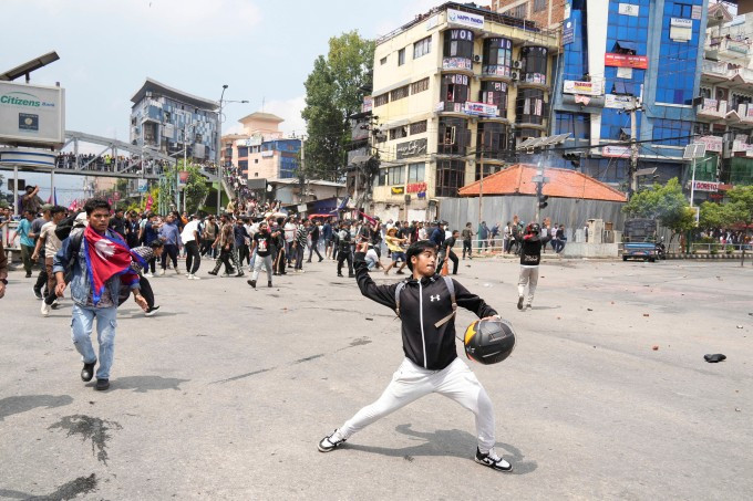 Người biểu tình đụng độ với cảnh sát bên ngoài tòa nhà quốc hội ở thủ đô Kathmandu, Nepal ngày 8/9. Ảnh: AP Người biểu tình đụng độ với cảnh sát bên ngoài tòa nhà quốc hội ở thủ đô Kathmandu, Nepal ngày 8/9. Ảnh: AP