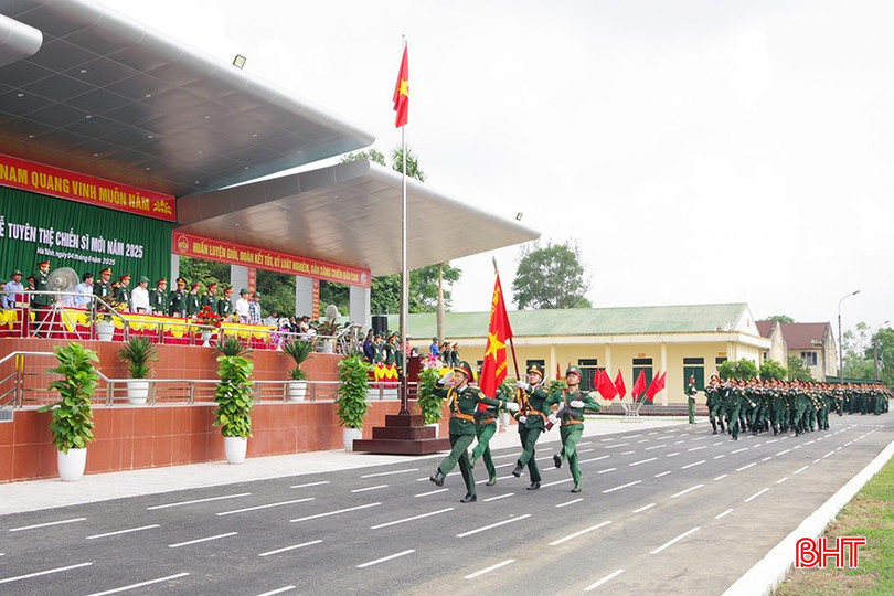 Cán bộ, chiến sĩ mới Trung đoàn 841 tham gia duyệt đội ngũ, quyết tâm hoàn thành xuất sắc nhiệm vụ được giao bqbht_br_10.jpg