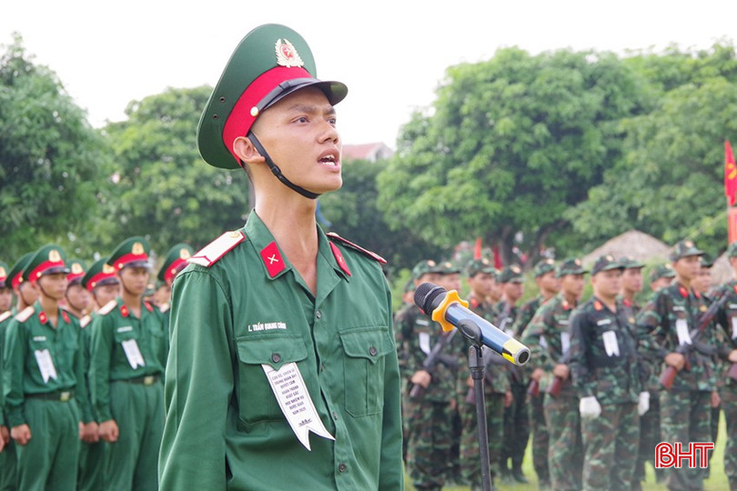 Binh nhì Lê Trần Quang Chính đọc 10 lời thề danh dự của Quân đội nhân dân Việt Nam bqbht_br_6-2586.jpg