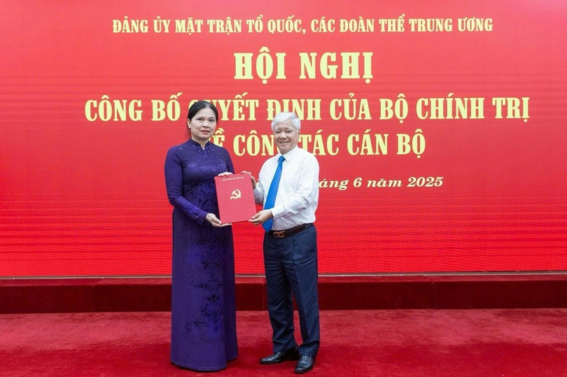 Chủ tịch Ủy ban Trung ương MTTQ Việt Nam Đỗ Văn Chiến trao quyết định của Ban Bí thư cho bà Hà Thị Nga (Ảnh: Quang Vinh). b4.jpg