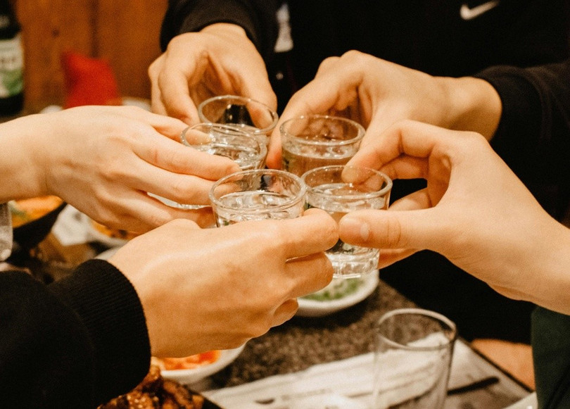 Rượu bia là đồ uống hại gan vẫn được tiêu thụ hàng ngày. Ảnh: Pexels.