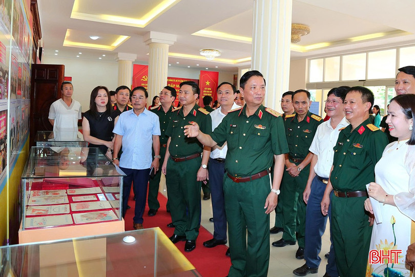 Các đại biểu tham quan khu trưng bày báo chí qua các thời kỳ bqbht_br_anh-1.jpg