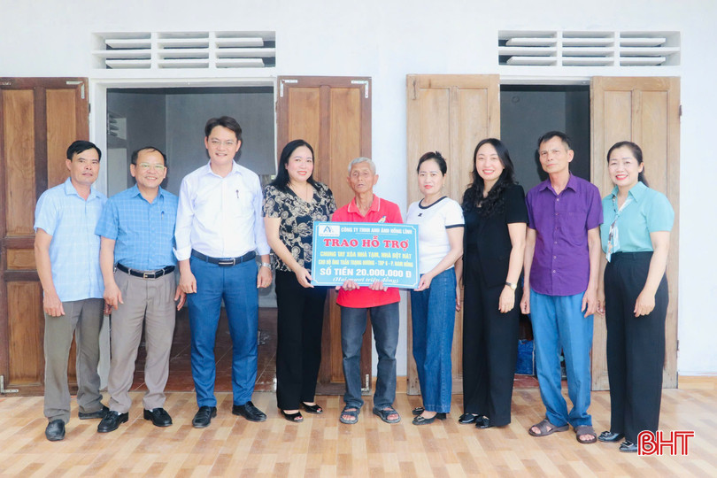 Nhà báo Thu Hằng và lãnh đạo địa phương cùng nhà tài trợ trao hỗ trợ sửa chữa nhà ở cho ông Trần Trọng Đương ở TDP6, Nam Hồng, TX Hồng Lĩnh. bqbht_br_bf45037a-d931-4a3e-a2eb-cd55529b2858.jpg