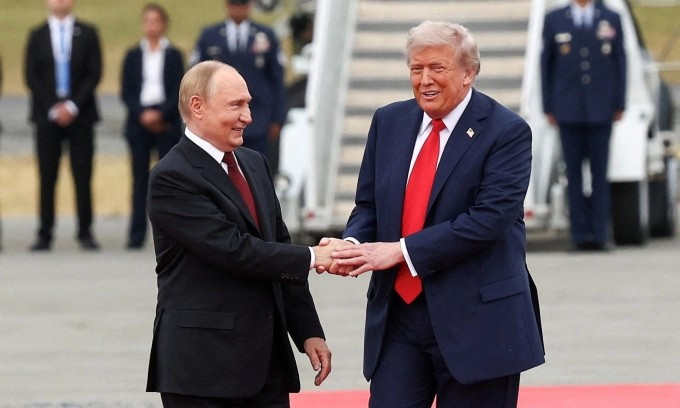 Ông Putin và ông Trump bắt tay tại Alaska trước khi họp thượng đỉnh hôm 15/8. Ảnh: Reuters Ông Putin và ông Trump bắt tay tại Alaska trước khi họp thượng đỉnh hôm 15/8. Ảnh: Reuters