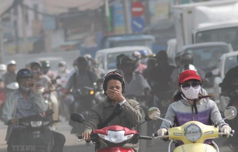 Xe máy là một trong những tác nhân gây tình trạng ô nhiễm không khí nghiêm trọng tại các đô thị lớn. Ảnh: TTXVN xe-may-cu.jpg