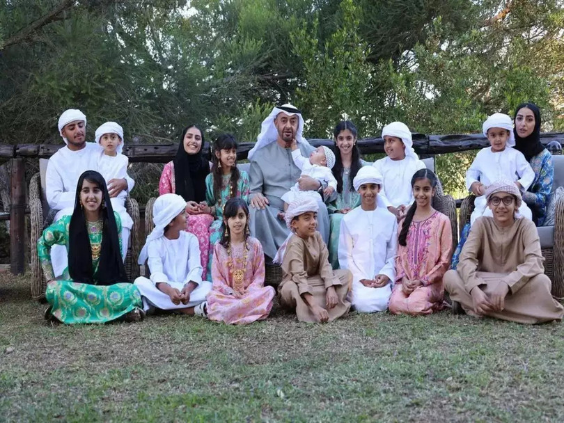 Abu Dhabi, thủ đô UAE và là nơi chứa phần lớn trữ lượng dầu mỏ, đã được cai trị bởi gia tộc Al Nahyan trong nhiều thập kỷ. Sheikh Mohammed bin Zayed Al Nahyan là người đứng đầu Abu Dhabi và là Tổng thống UAE. Các thành viên khác trong gia tộc nắm giữ vai trò quan trọng trong chính phủ và khu vực tư nhân. Các công ty liên kết với Sheikh Tahnoon bin Zayed Al Nahyan chiếm ít nhất 2/3 trọng số chỉ số chứng khoán Abu Dhabi. Ảnh: The Economic Times.