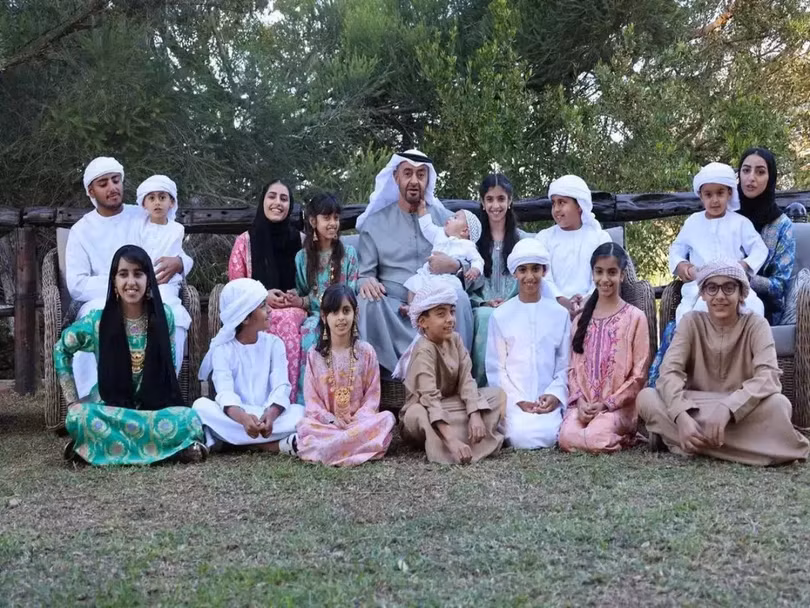 Abu Dhabi, thủ đô UAE và là nơi chứa phần lớn trữ lượng dầu mỏ, đã được cai trị bởi gia tộc Al Nahyan trong nhiều thập kỷ. Sheikh Mohammed bin Zayed Al Nahyan là người đứng đầu Abu Dhabi và là Tổng thống UAE. Các thành viên khác trong gia tộc nắm giữ vai trò quan trọng trong chính phủ và khu vực tư nhân. Các công ty liên kết với Sheikh Tahnoon bin Zayed Al Nahyan chiếm ít nhất 2/3 trọng số chỉ số chứng khoán Abu Dhabi. Ảnh: The Economic Times.