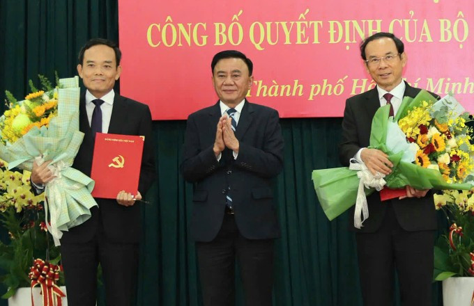 Thường trực Ban Bí thư Trần Cẩm Tú trao quyết định của Bộ Chính trị cho ông Trần Lưu Quang (trái) và ông Nguyễn Văn Nên (phải), sáng 25/8. Ảnh: Đình Văn Thường trực Ban Bí thư Trần Cẩm Tú trao quyết định của Bộ Chính trị cho ông Trần Lưu Quang (trái) và ông Nguyễn Văn Nên (phải), sáng 25/8. Ảnh: Đình Văn