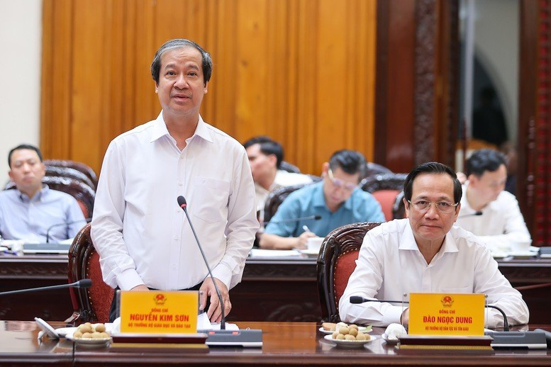 Theo Bộ trưởng Nguyễn Kim Sơn, xây trường là việc người dân rất đồng tình, vì vậy cần phát động phong trào hiến đất rộng khắp - Ảnh: VGP/Nhật Bắc Theo Bộ trưởng Nguyễn Kim Sơn, xây trường là việc người dân rất đồng tình, vì vậy cần phát động phong trào hiến đất rộng khắp - Ảnh: VGP/Nhật Bắc