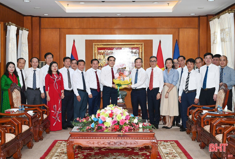 Chủ tịch UBND tỉnh Võ Trọng Hải giới thiệu sản phẩm OCOP Hà Tĩnh, tặng quà lưu niệm Đại sứ quán. 123-3438-5572.jpg