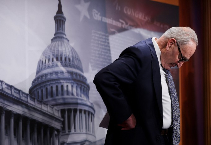 Lãnh đạo đảng Dân chủ tại Thượng viện Chuck Schumer cúi đầu khi họp báo tại Đồi Capitol ngày 30/9. Ảnh: Reuters Lãnh đạo đảng Dân chủ tại Thượng viện Chuck Schumer cúi đầu khi họp báo tại Đồi Capitol ngày 30/9. Ảnh: Reuters
