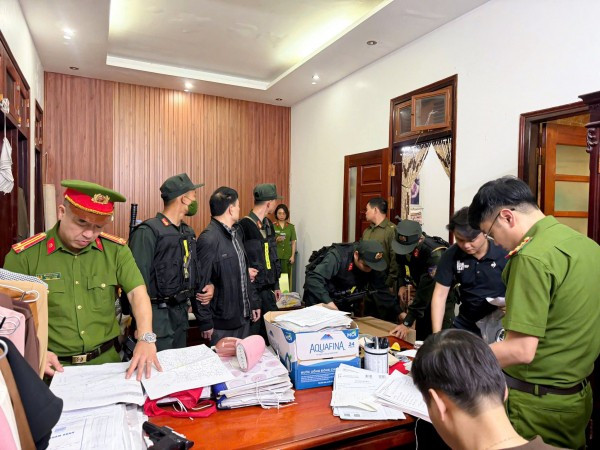 Tại nơi khám xét của đối tượng Lý Công Sinh, Công an tỉnh Phú Thọ thu giữ nhiều tài liệu liên quan đến chuyên án.