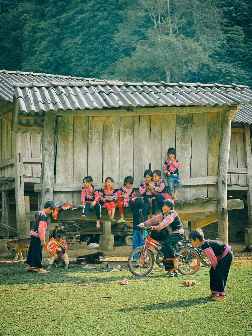 Nhịp sống bình yên, vui vẻ sẽ khiến bạn như lãng quên thế giới bên ngoài khi đến Hang Táu. Ảnh: Hoàng Ba Đình.v