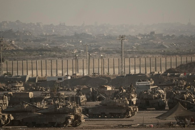 Xe tăng, thiết giáp Israel tập kết gần Dải Gaza ngày 16/9/2025. Ảnh: AP Xe tăng, thiết giáp Israel tập kết gần Dải Gaza ngày 16/9/2025. Ảnh: AP