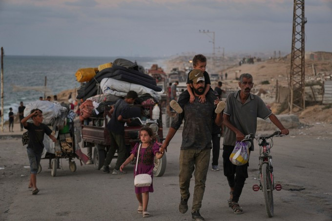Người dân Palestine sơ tán về phía nam khi Israel dội bom xuống Gaza City hôm 16/9. Ảnh: AP Người dân Palestine sơ tán về phía nam khi Israel dội bom xuống Gaza City hôm 16/9. Ảnh: AP