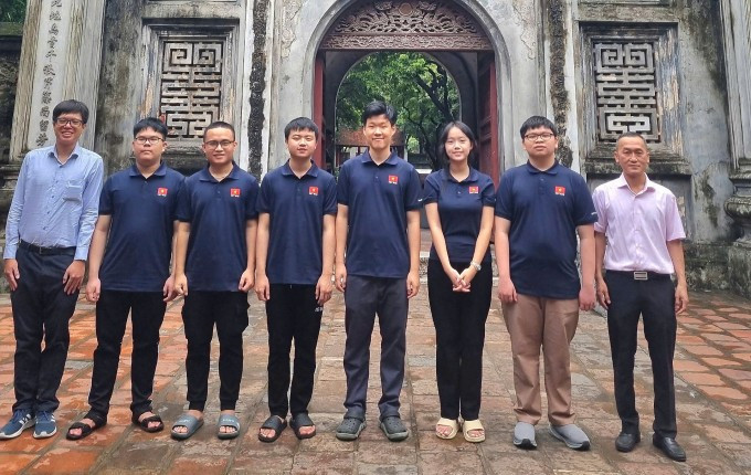 Thầy Trần Quang Hùng (trái) cùng thầy Nguyễn Chu Gia Vượng (trưởng đoàn) và các học sinh dự IMO năm 2025. Ảnh: Nhân vật cung cấp Thầy Trần Quang Hùng (trái) cùng thầy Nguyễn Chu Gia Vượng (trưởng đoàn) và các học sinh dự IMO năm 2025. Ảnh: Nhân vật cung cấp