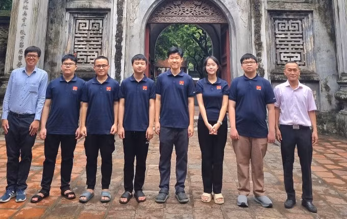 Thầy Trần Quang Hùng (trái) cùng thầy Nguyễn Chu Gia Vượng (trưởng đoàn) và các học sinh dự IMO năm 2025. Ảnh: Nhân vật cung cấp