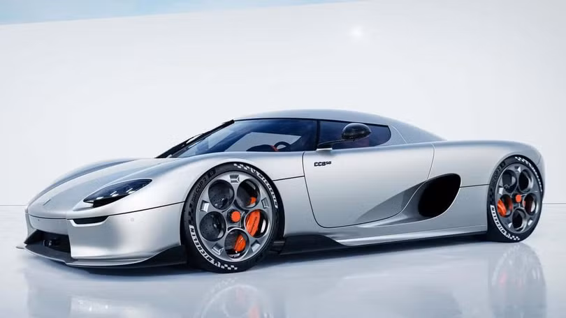 Có hình thức giống CC8S, mẫu xe đầu tiên của Koenigsegg, CC850 sở hữu dùng động cơ V8 5.0L tăng áp kép, cho công suất 1.385 mã lực nếu chạy bằng xăng E85. Đây là một trong hai mẫu xe hiếm hoi trong danh sách được trang bị hộp số sàn (Ảnh: Koenigsegg).