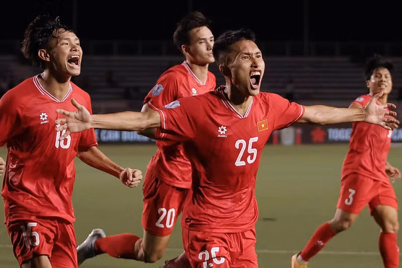 Khoảnh khắc rực lửa của Doãn Ngọc Tân sau khi giúp tuyển Việt Nam thoát thua. Ảnh: John Mauricio.