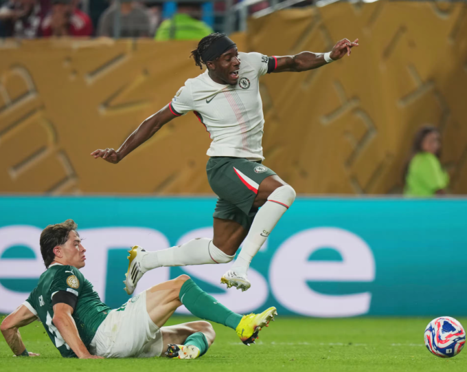 Noni Madueke (áo trắng) đi bóng trong trận Chelsea thắng Palmeiras 2-1 ở tứ kết FIFA Club World Cup trên sân Lincoln Financial, Pennsylvania, Mỹ ngày 4/7/2025. Ảnh: AP Noni Madueke (áo trắng) đi bóng trong trận Chelsea thắng Palmeiras 2-1 ở tứ kết FIFA Club World Cup trên sân Lincoln Financial, Pennsylvania, Mỹ ngày 4/7/2025. Ảnh: AP