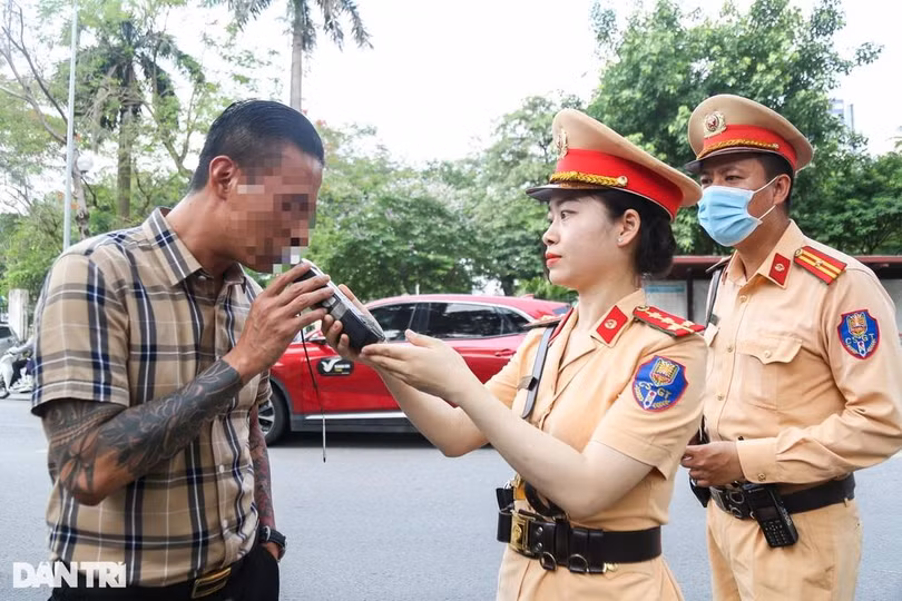 CSGT Hà Nội kiểm tra nồng độ cồn (Ảnh: Trần Thanh).