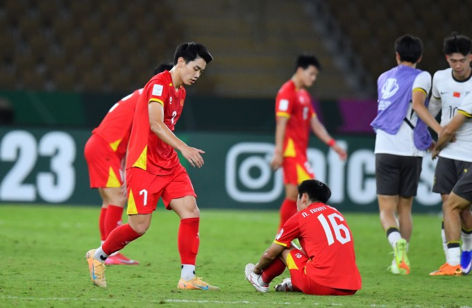 Cầu thủ Việt Nam (áo đỏ) thất vọng sau khi thua Trung Quốc 0-3 ở bán kết VCK U23 châu Á 2026, trên sân Prince Abdullah Al Faisal ở Jeddah, Arab Saudi ngày 20/1/2026. Ảnh: AFC