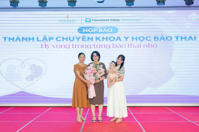 Gia đình “chiến binh nhí” – em bé từng được can thiệp trong bào thai tham dự sự kiện để tri ân các y, bác sĩ. anh-4.jpg