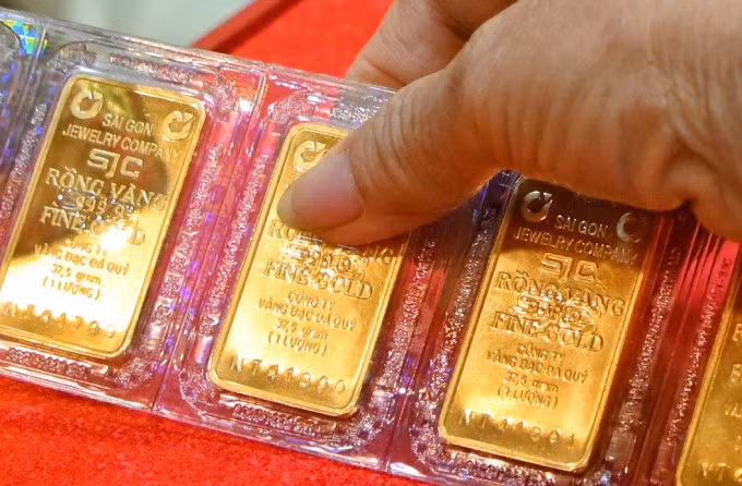 Ngân hàng bán vàng ở Hà Nội, ngày 3/6. Ảnh: Giang Huy