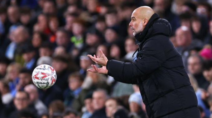 HLV Pep Guardiola ném bóng trong trận Man City thắng Plymouth 3-1 trên sân Etihad, Manchester, Anh ngày 1/3/2025. Ảnh: BBC