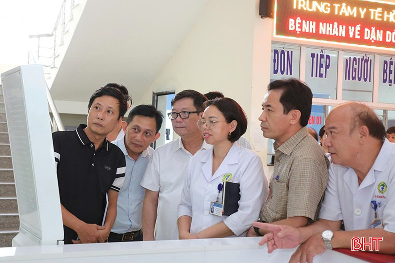 Đoàn công tác Sở Y tế kiểm tra quy trình lấy số khám bệnh tự động tại Trung tâm Y tế Hồng Lĩnh bqbht_br_anh-3.jpg