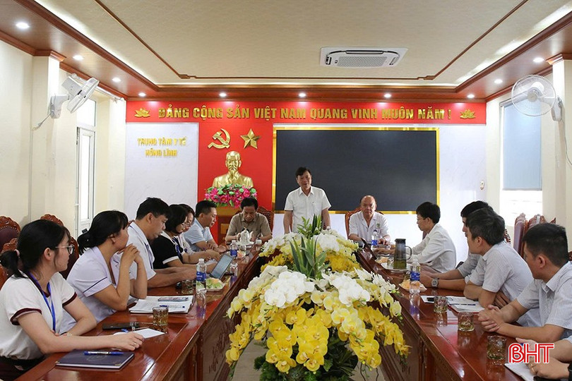 Chiều 28/7, bác sỹ Nguyễn Minh Đức - Giám đốc Sở Y tế chủ trì buổi làm việc với Trung tâm Y tế Hồng Lĩnh về việc triển khai bệnh án điện tử. bqbht_br_anh-1.jpg
