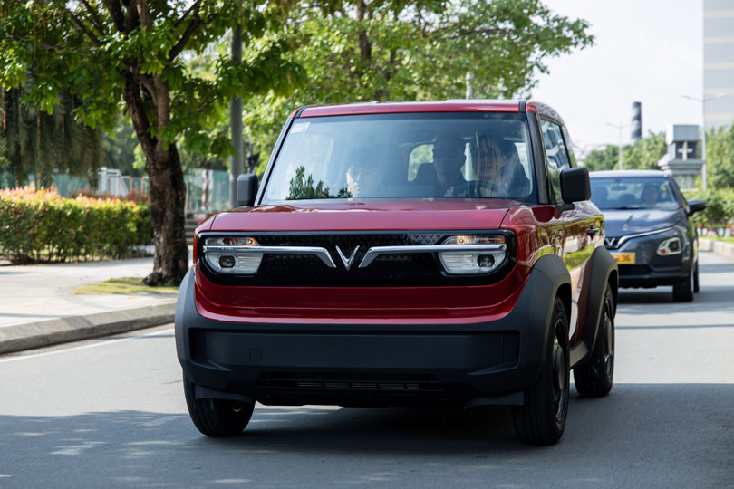 Đứng ngay sau &quot;đàn anh&quot; VF 5 là VinFast VF 3 với doanh số 2.378 xe trong kỳ báo cáo đầu quý II. Mẫu xe điện đô thị cỡ nhỏ đang trên đường trở thành chủ lực doanh số mới của VinFast. Tính đến hết tháng 4, doanh số VF 3 tại Việt Nam đã đạt 15.466 xe. VF 3 hiện có giá 299 triệu đồng. Ảnh: Phương Lâm.