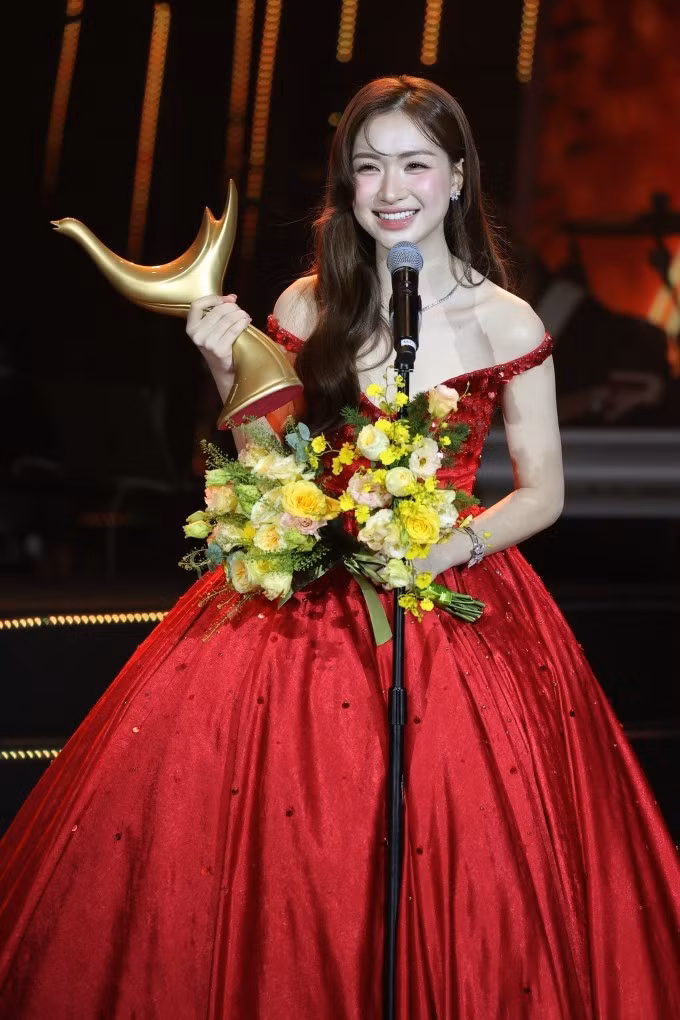 Ca sĩ Hòa Minzy nhận cúp. Ảnh: Ban tổ chức cung cấp