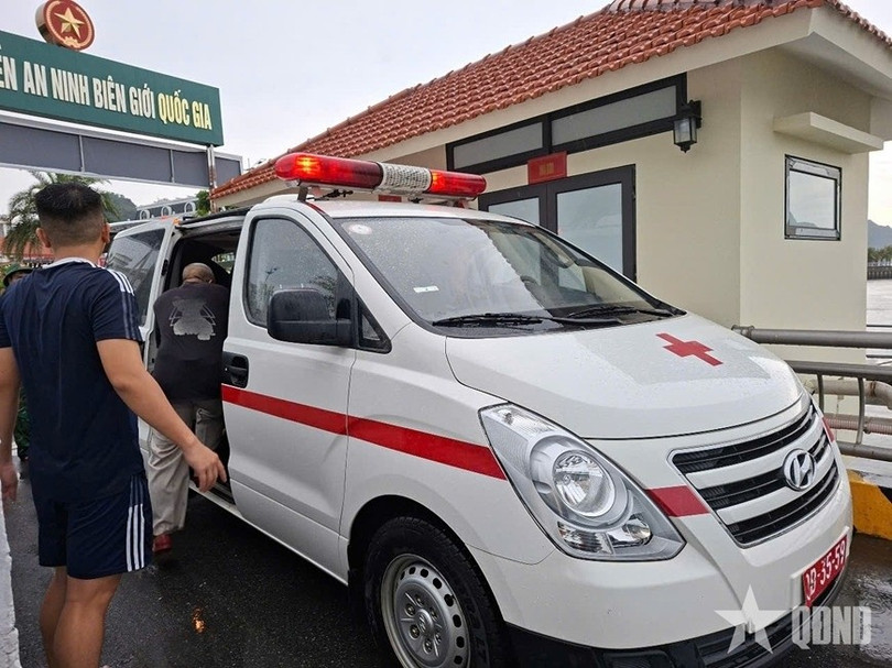 Sau khi đưa vào bờ, các nạn nhân nhanh chóng được đưa vào bệnh viện để chăm sóc y tế.