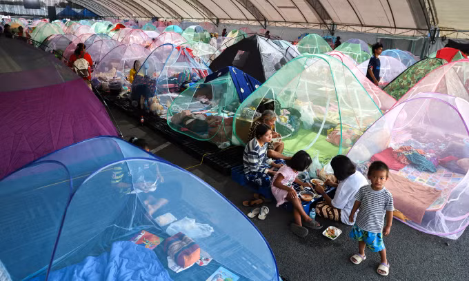 Người dân tại khu trú ẩn ở tỉnh Buriram, Thái Lan hôm 16/12. Ảnh: Reuters